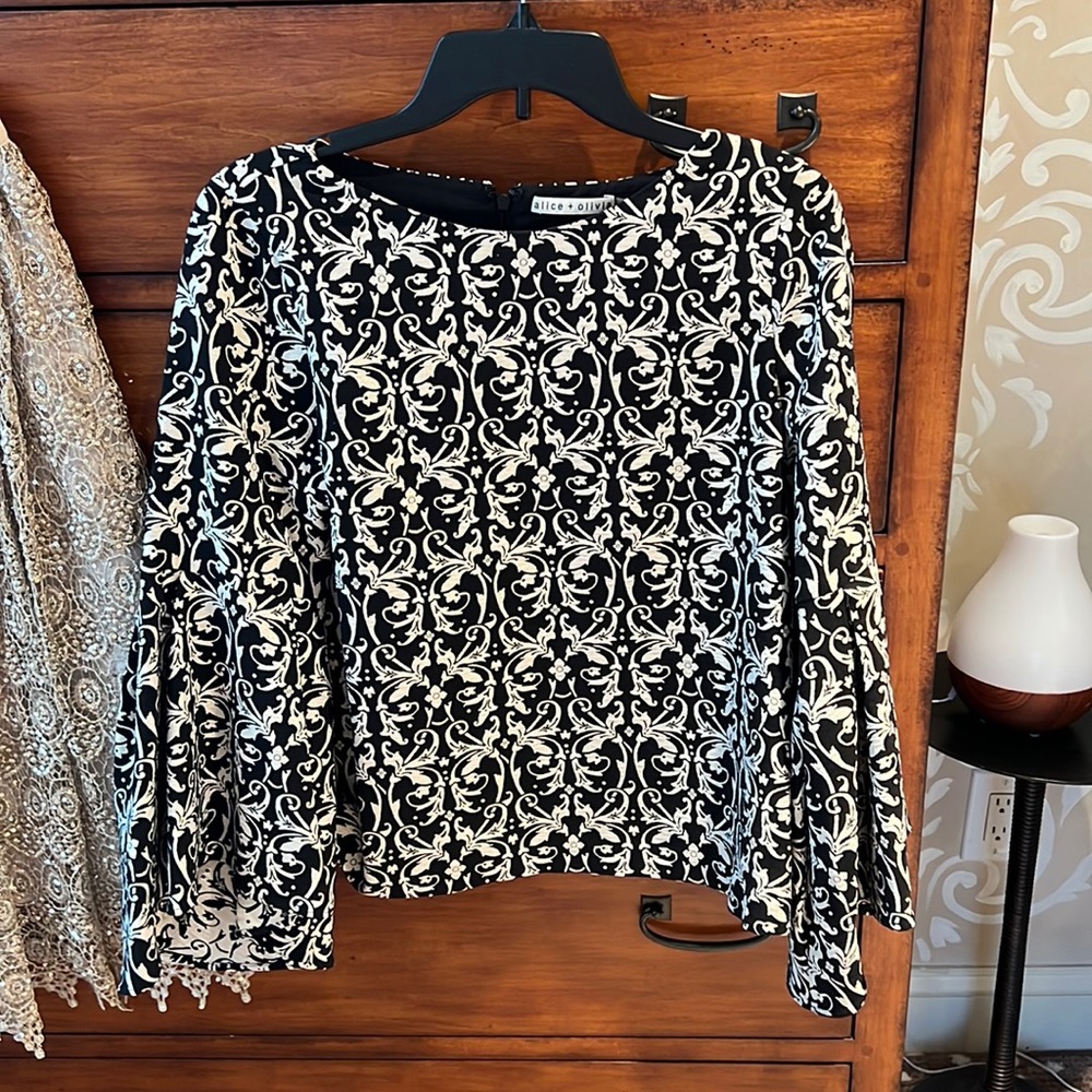 Bell sleeve, printed top with zipper back